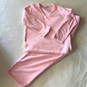 Charter Club Incredibly Plush Ladies Pajamas in Soft Pink. Size Large.